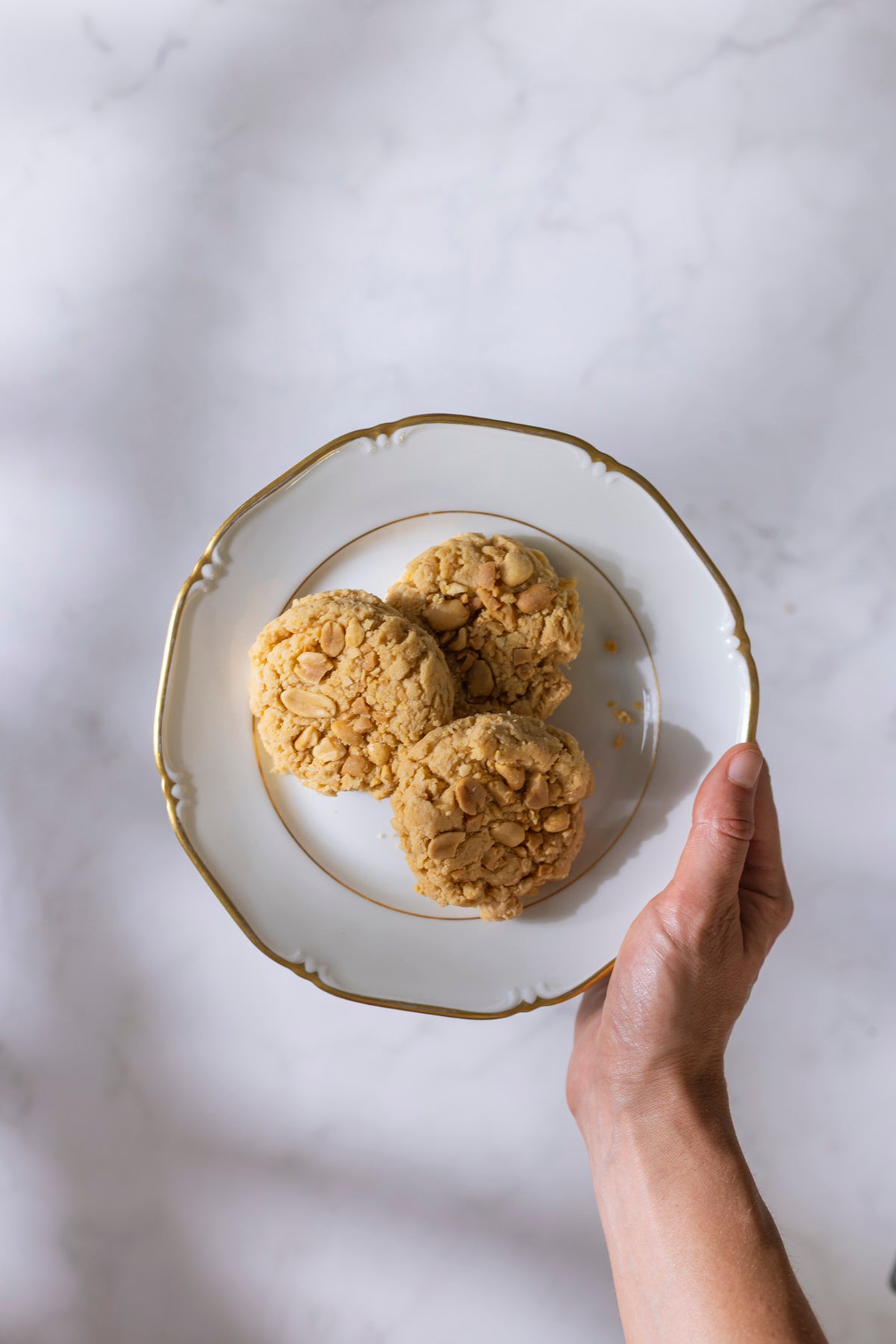 Teller mit drei veganen, glutenfreien Erdnussbutter-Cookies