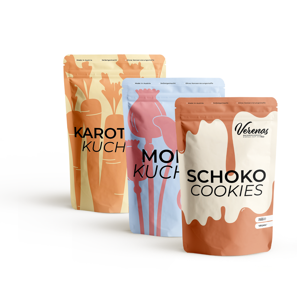 Drei Backmischunen hintereinander: vegane, glutenfreie Schokocookies, veganer, glutenfreier und zuckerfreier Mohnkuchen und veganer Karottenkuchen