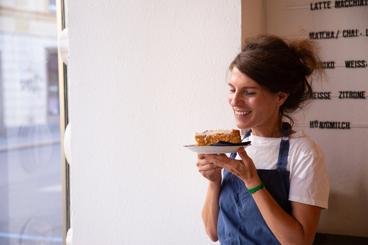 Verena mit veganem Karottenkuchen auf einem Teller