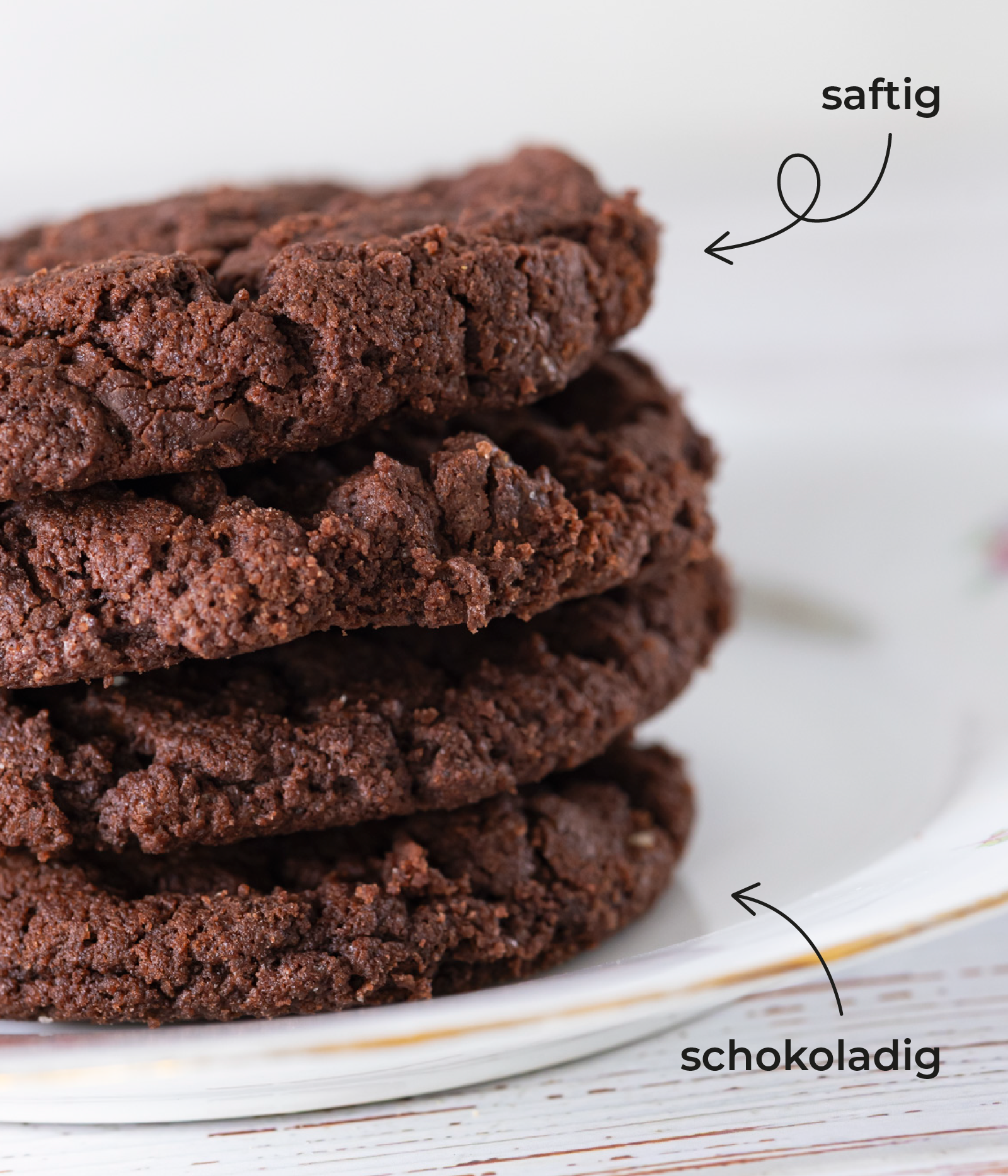 Nahaufnahme vier vegane Schokocookies, Pfeil mit saftig und schokoladig
