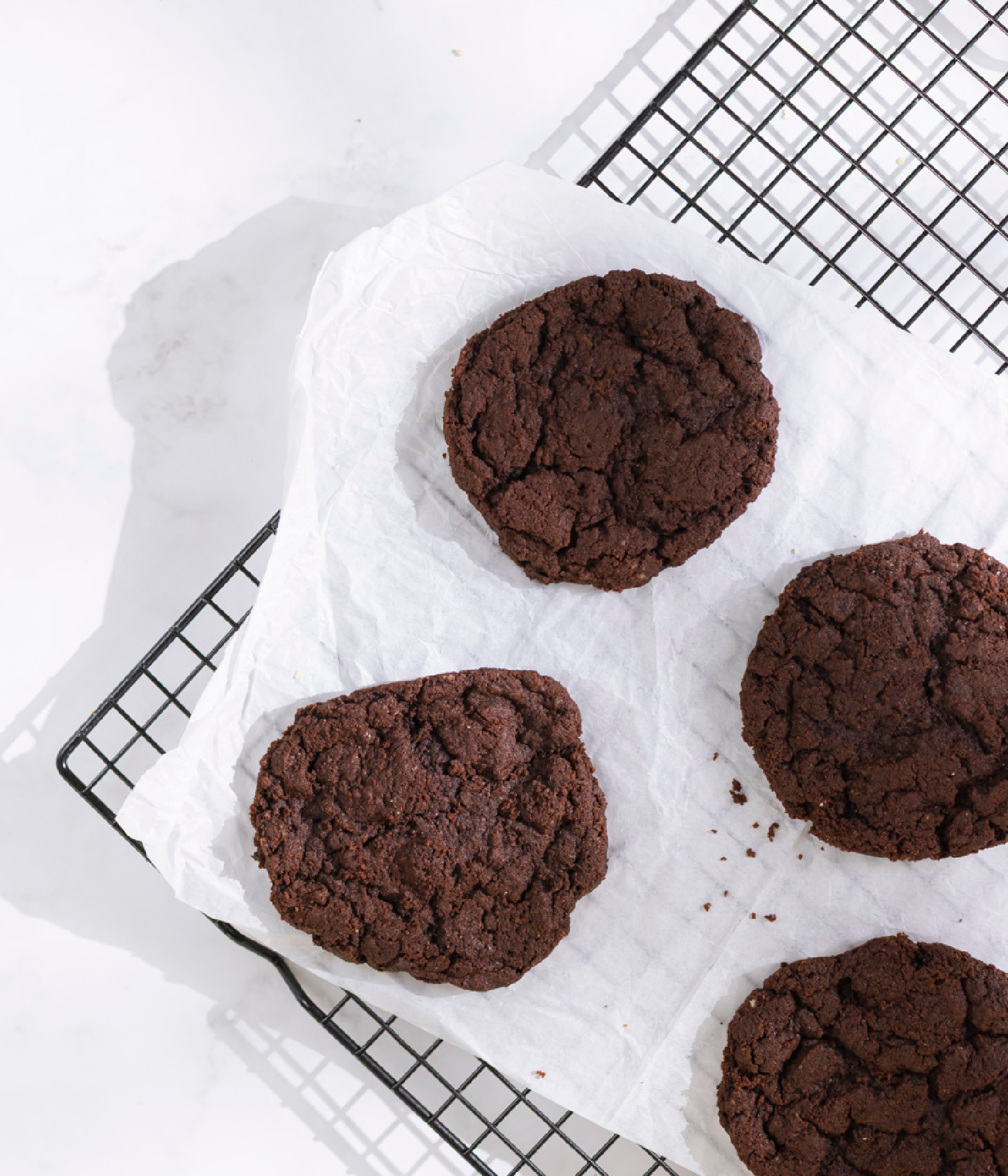 vegane Schokocookies auf Gitter