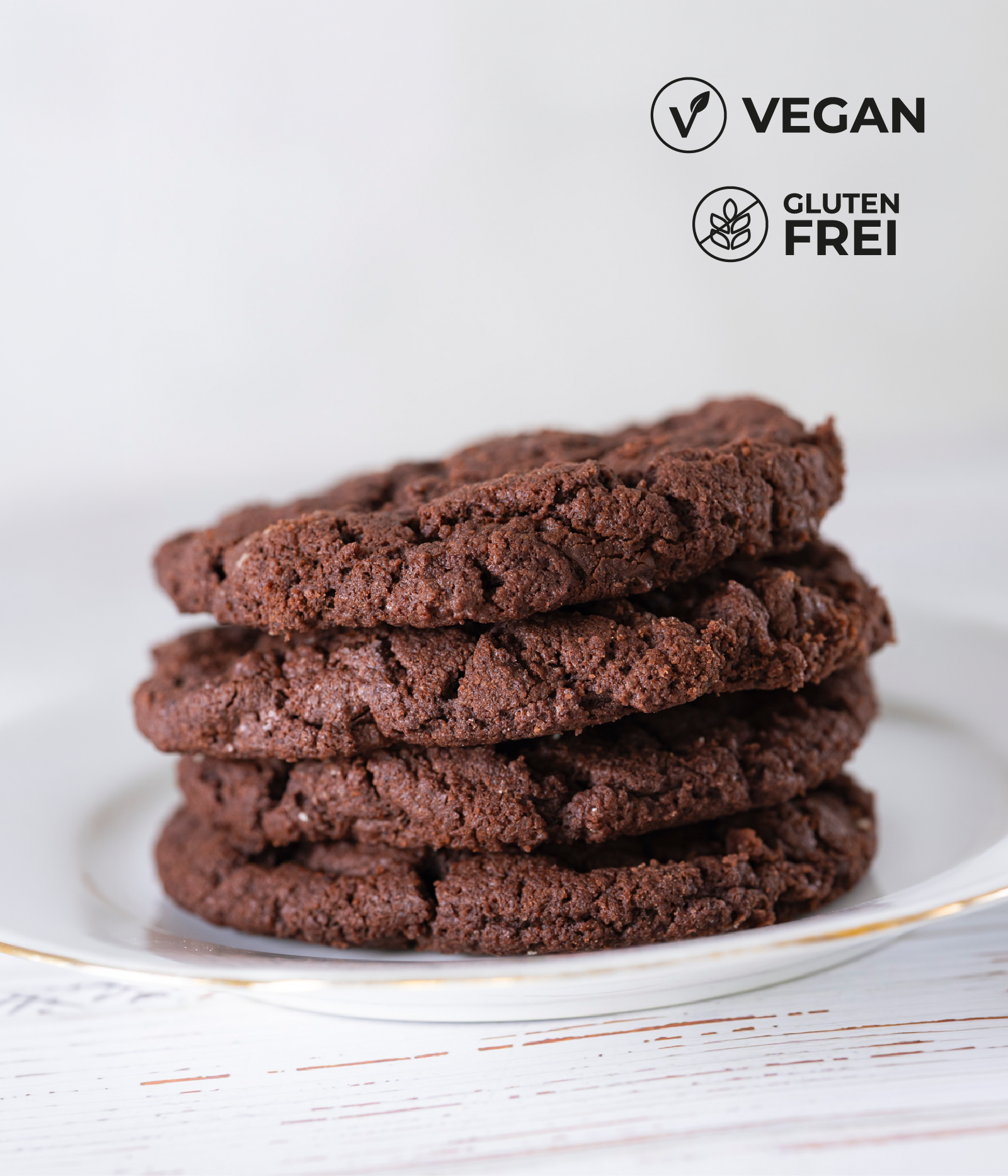 Teller mit vier veganen und glutenfreien Schokocookies mit Icon