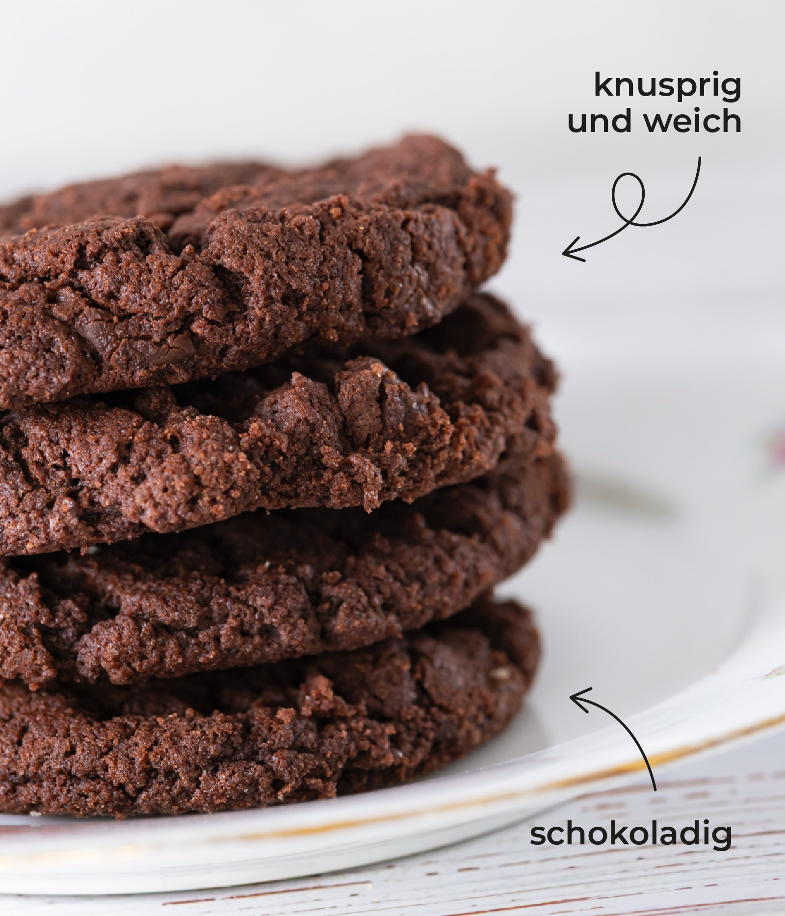 Nahaufnahme vier vegane und glutenfreie Schokocookies, Pfeil mit knusprig und weich und schokoladig
