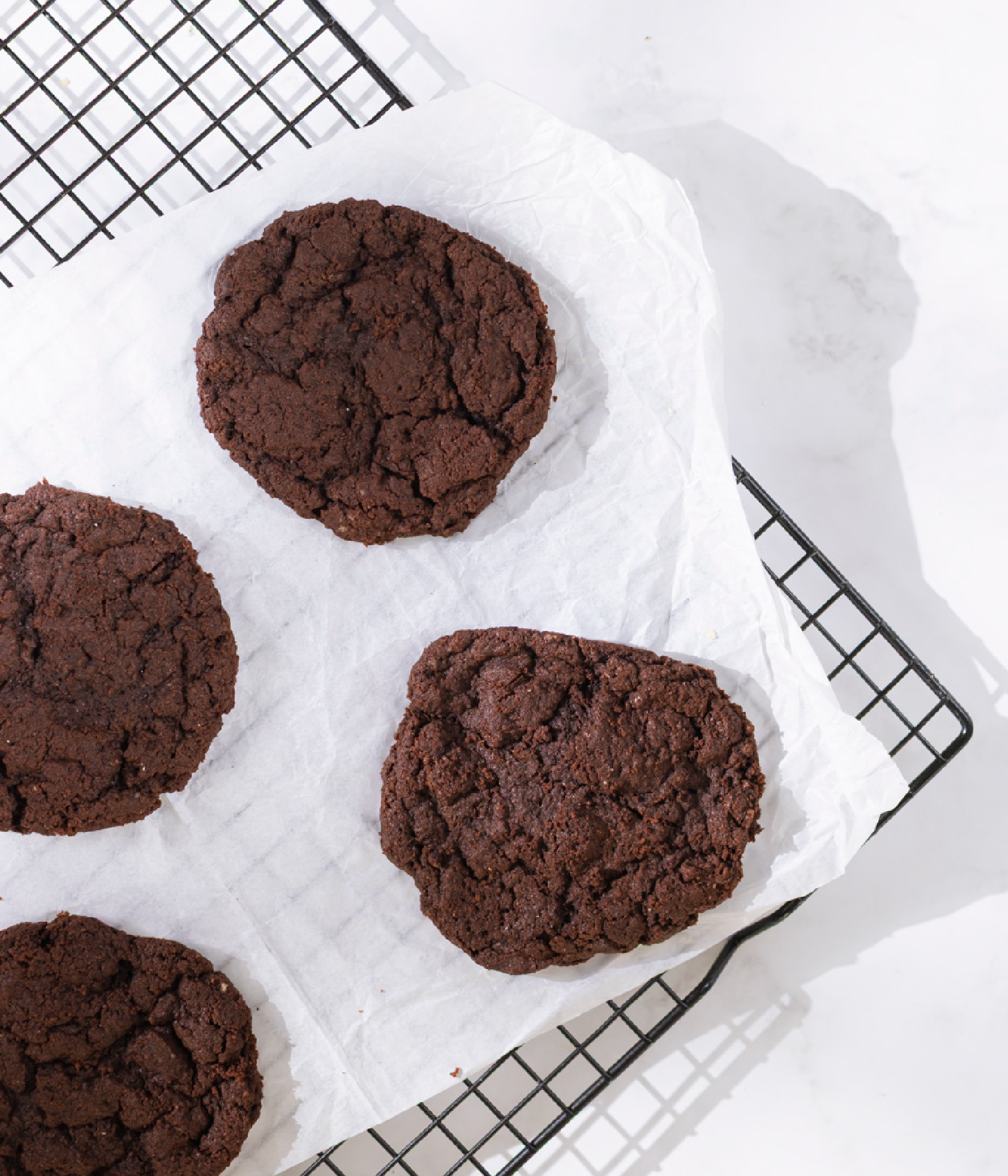 vegane & glutenfreie Schokocookies auf Gitter